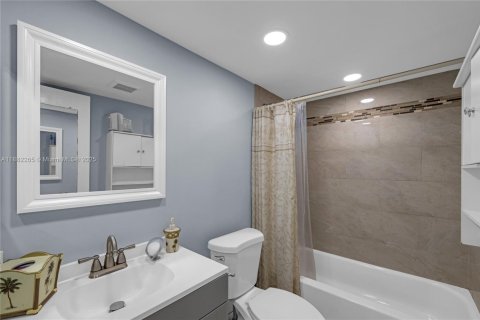 Condo in Deerfield Beach, Florida, 2 bedrooms  № 1930926 - photo 10