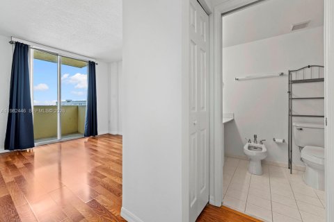 Condominio en alquiler en Miami, Florida, 2 dormitorios, 92.53 m2 № 2049359 - foto 20