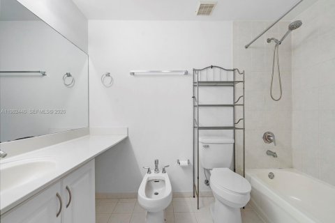 Condominio en alquiler en Miami, Florida, 2 dormitorios, 92.53 m2 № 2049359 - foto 24