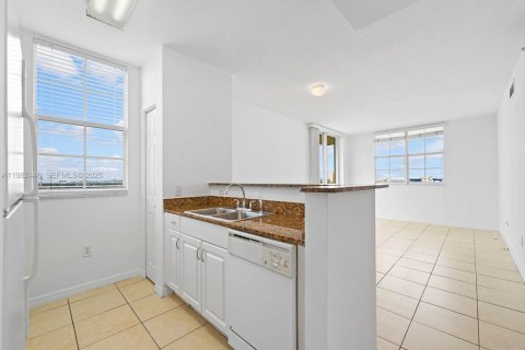 Condominio en alquiler en Miami, Florida, 2 dormitorios, 92.53 m2 № 2049359 - foto 17