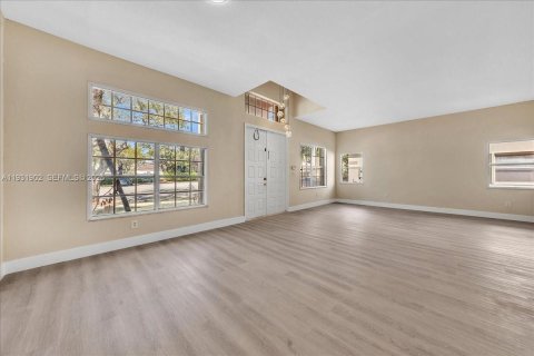 Снять в аренду виллу или дом в Пемброк-Пайнс, Флорида 4 спальни, 201.78м2, № 1990460 - фото 6