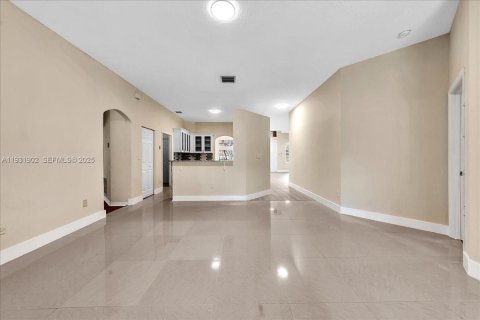 Снять в аренду виллу или дом в Пемброк-Пайнс, Флорида 4 спальни, 201.78м2, № 1990460 - фото 25