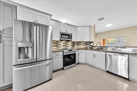 Снять в аренду виллу или дом в Пемброк-Пайнс, Флорида 4 спальни, 201.78м2, № 1990460 - фото 13