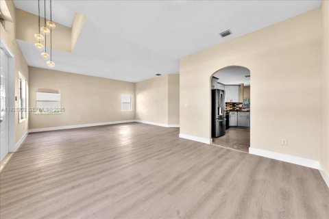 Снять в аренду виллу или дом в Пемброк-Пайнс, Флорида 4 спальни, 201.78м2, № 1990460 - фото 5