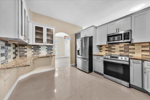 Снять в аренду виллу или дом в Пемброк-Пайнс, Флорида 4 спальни, 201.78м2, № 1990460 - фото 14