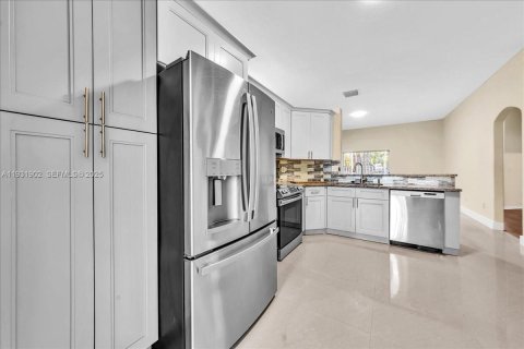 Снять в аренду виллу или дом в Пемброк-Пайнс, Флорида 4 спальни, 201.78м2, № 1990460 - фото 12