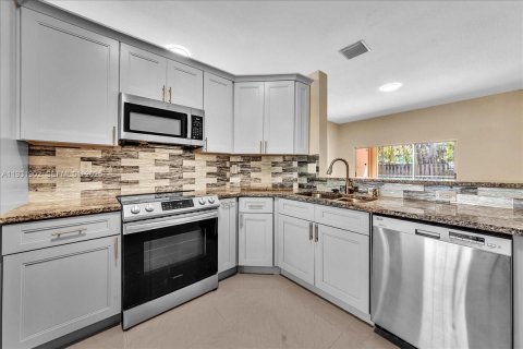 Снять в аренду виллу или дом в Пемброк-Пайнс, Флорида 4 спальни, 201.78м2, № 1990460 - фото 17