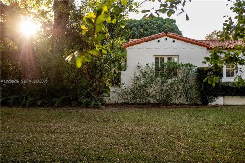 House in Coral Gables, Florida 3 bedrooms, 139.54 sq.m. № 2080559 - photo 12