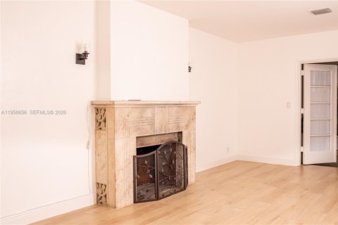 House in Coral Gables, Florida 3 bedrooms, 139.54 sq.m. № 2080559 - photo 21