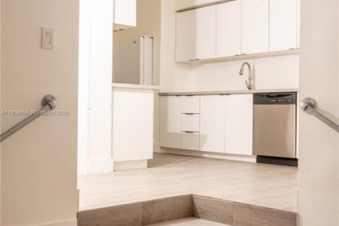 House in Coral Gables, Florida 3 bedrooms, 139.54 sq.m. № 2080559 - photo 16