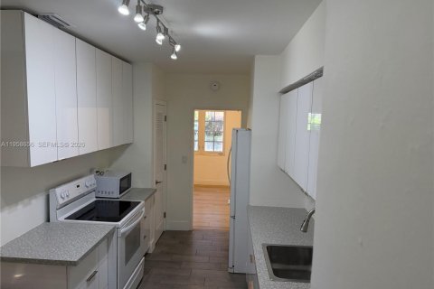 House in Coral Gables, Florida 3 bedrooms, 139.54 sq.m. № 2080559 - photo 15