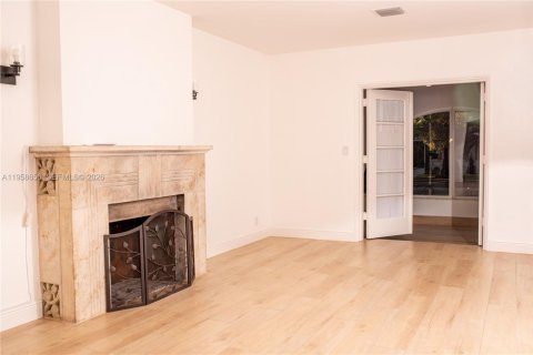 House in Coral Gables, Florida 3 bedrooms, 139.54 sq.m. № 2080559 - photo 20