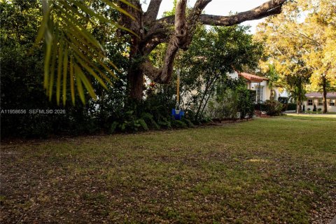 House in Coral Gables, Florida 3 bedrooms, 139.54 sq.m. № 2080559 - photo 11