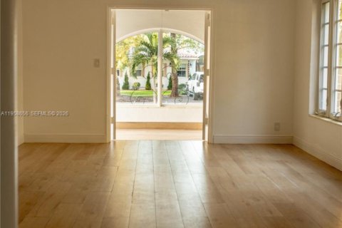 House in Coral Gables, Florida 3 bedrooms, 139.54 sq.m. № 2080559 - photo 27