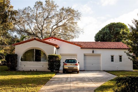 House in Coral Gables, Florida 3 bedrooms, 139.54 sq.m. № 2080559 - photo 5