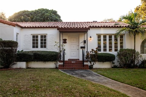 House in Coral Gables, Florida 3 bedrooms, 139.54 sq.m. № 2080559 - photo 2