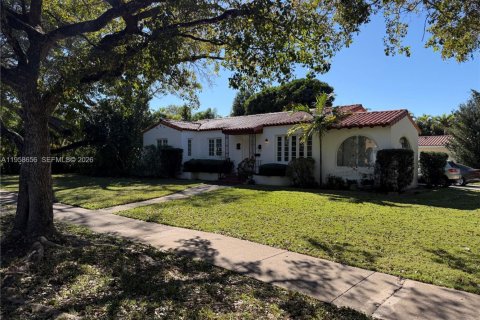 House in Coral Gables, Florida 3 bedrooms, 139.54 sq.m. № 2080559 - photo 3