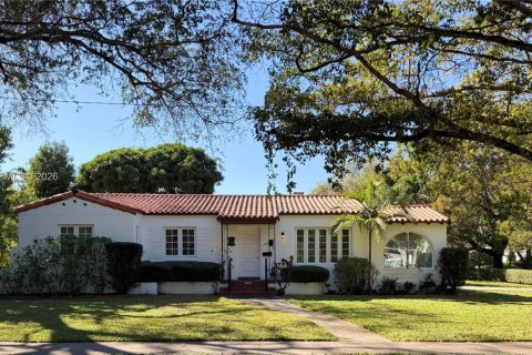 House in Coral Gables, Florida 3 bedrooms, 139.54 sq.m. № 2080559