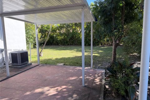 House in Coral Gables, Florida 3 bedrooms, 139.54 sq.m. № 2080559 - photo 9