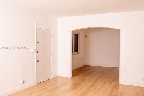 House in Coral Gables, Florida 3 bedrooms, 139.54 sq.m. № 2080559 - photo 18