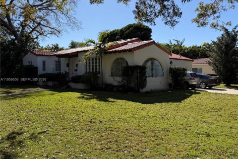House in Coral Gables, Florida 3 bedrooms, 139.54 sq.m. № 2080559 - photo 7