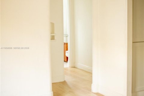 House in Coral Gables, Florida 3 bedrooms, 139.54 sq.m. № 2080559 - photo 26