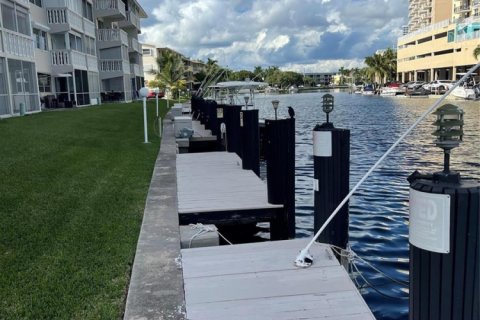 Propiedad comercial en venta en Hallandale Beach, Florida № 2184160 - foto 11