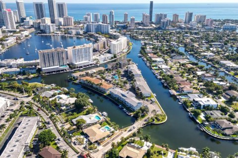 Propiedad comercial en venta en Hallandale Beach, Florida № 2184160 - foto 29