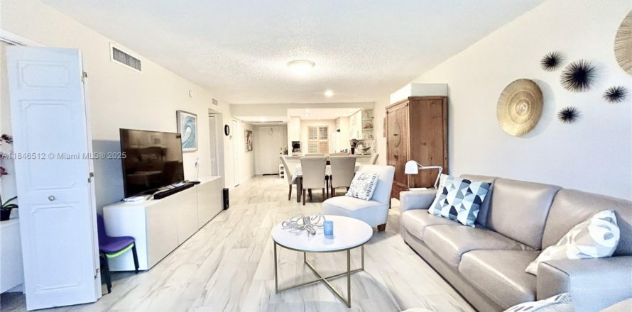 Condominio en Pompano Beach, Florida, 2 dormitorios № 1936855