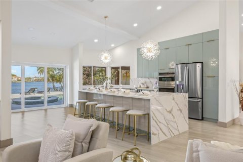 House in Tampa, Florida 4 bedrooms, 278.52 sq.m. № 1778688 - photo 17