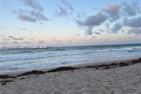 Снять в аренду кондоминиум в Форт-Лодердейл, Флорида 1 спальня, 64.1м2, № 1989244 - фото 2