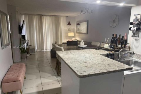 Снять в аренду кондоминиум в Майами, Флорида 2 спальни, 76.92м2, № 2044995 - фото 2