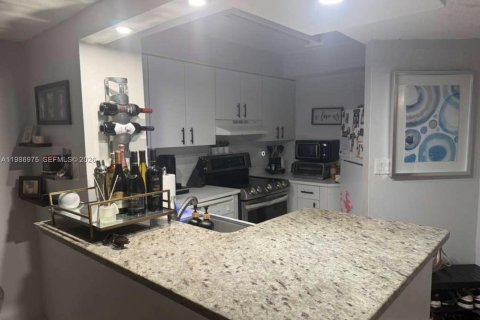 Снять в аренду кондоминиум в Майами, Флорида 2 спальни, 76.92м2, № 2044995 - фото 3