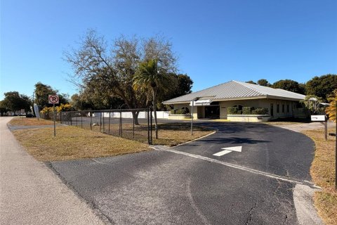 Immobilier commercial à Fort Myers, Floride 613.53 m2 № 2118285