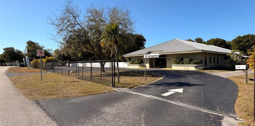 Immobilier commercial à Fort Myers, Floride 613.53 m2 № 2118285