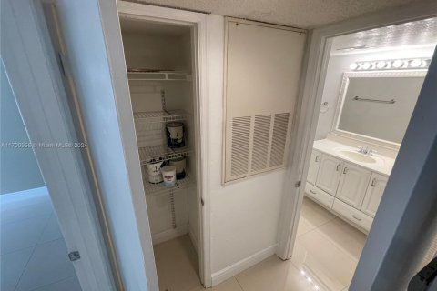 Condo in Davie, Florida, 1 bedroom  № 1864908 - photo 18
