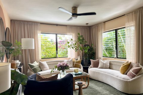 Condominio en Miami Beach, Florida, 1 dormitorio  № 2146032