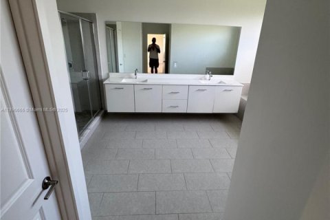 House in Miramar, Florida 5 bedrooms, 314.1 sq.m. № 1943456 - photo 17