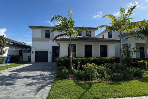 House in Miramar, Florida 5 bedrooms, 314.1 sq.m. № 1943456 - photo 1