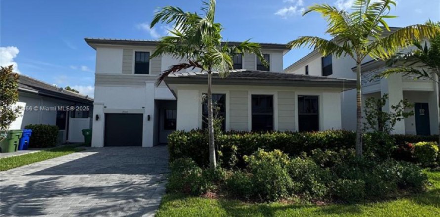 House in Miramar, Florida 5 bedrooms, 314.1 sq.m. № 1943456