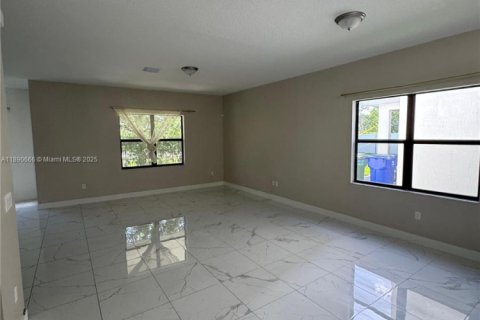 House in Miramar, Florida 5 bedrooms, 314.1 sq.m. № 1943456 - photo 10