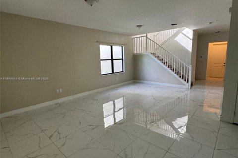 House in Miramar, Florida 5 bedrooms, 314.1 sq.m. № 1943456 - photo 9