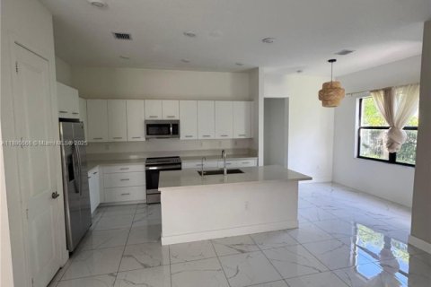 House in Miramar, Florida 5 bedrooms, 314.1 sq.m. № 1943456 - photo 11