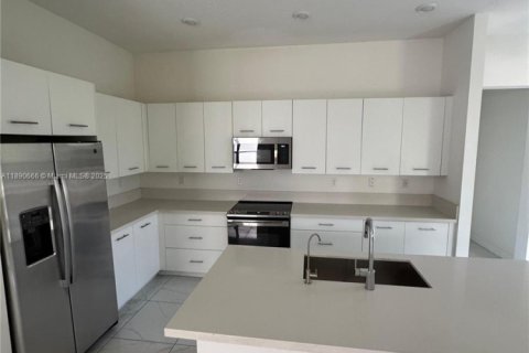 House in Miramar, Florida 5 bedrooms, 314.1 sq.m. № 1943456 - photo 12