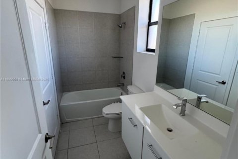 House in Miramar, Florida 5 bedrooms, 314.1 sq.m. № 1943456 - photo 23