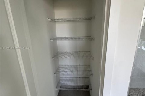 House in Miramar, Florida 5 bedrooms, 314.1 sq.m. № 1943456 - photo 20