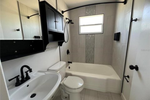 Duplex in Saint Petersburg, Florida 4 bedrooms, 140.84 sq.m. № 1916351 - photo 26