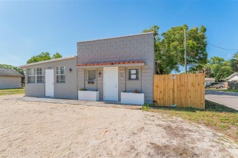 Duplex in Saint Petersburg, Florida 4 bedrooms, 140.84 sq.m. № 1916351 - photo 1