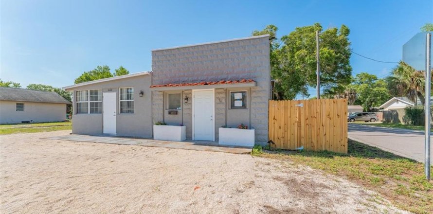 Duplex in Saint Petersburg, Florida 4 bedrooms, 140.84 sq.m. № 1916351
