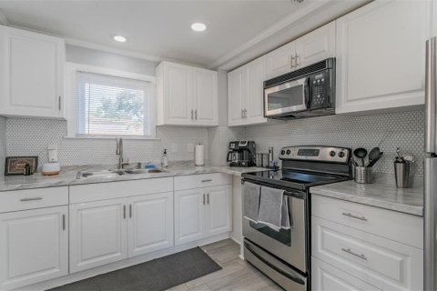 Duplex in Saint Petersburg, Florida 4 bedrooms, 140.84 sq.m. № 1916351 - photo 16